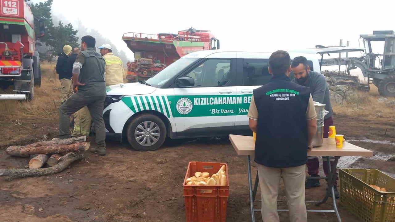Kızılcahamam belediyesi yangın söndürme ekiplerine sahada destek verdi