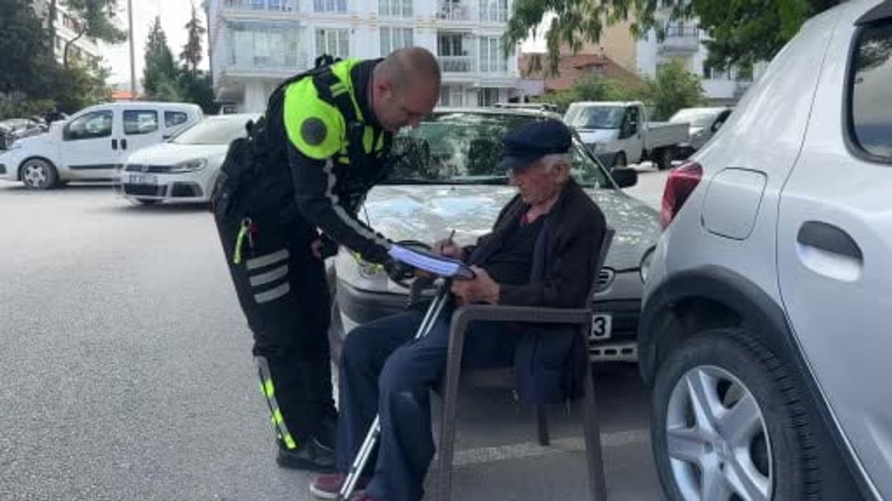 Kızının ihbarı trafiği durdurdu: 85 yaşındaki sürücü güvenliğe alındı