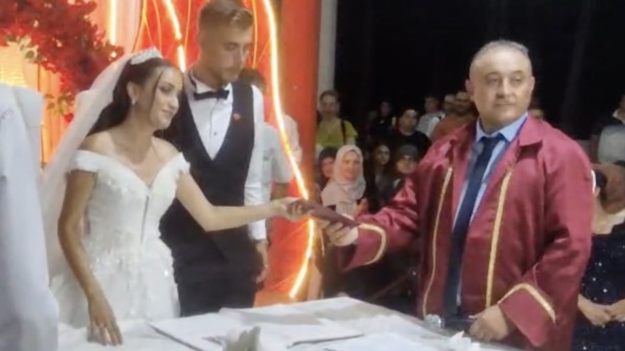 Kızının nikahını kıyan memur, yılların deneyimini duyguyla buluşturdu