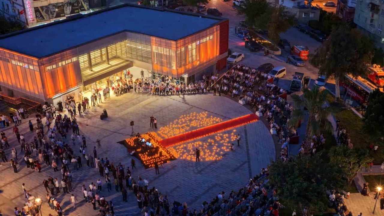 Kleopatra meydanı açık hava sinema sezonunu 'Atatürk' filmiyle açıyor