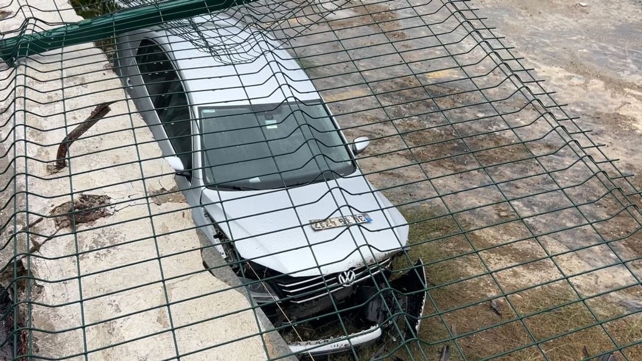 Koç Üniversitesi Hastanesi otoparkında direksiyon hakimiyeti kaybı sonucu araç üç metreye düştü