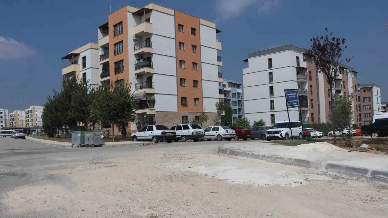 Koca TOKİ sitelerinin gölgesinde kalan yollar Buruk'ta hayatı zorlaştırıyor