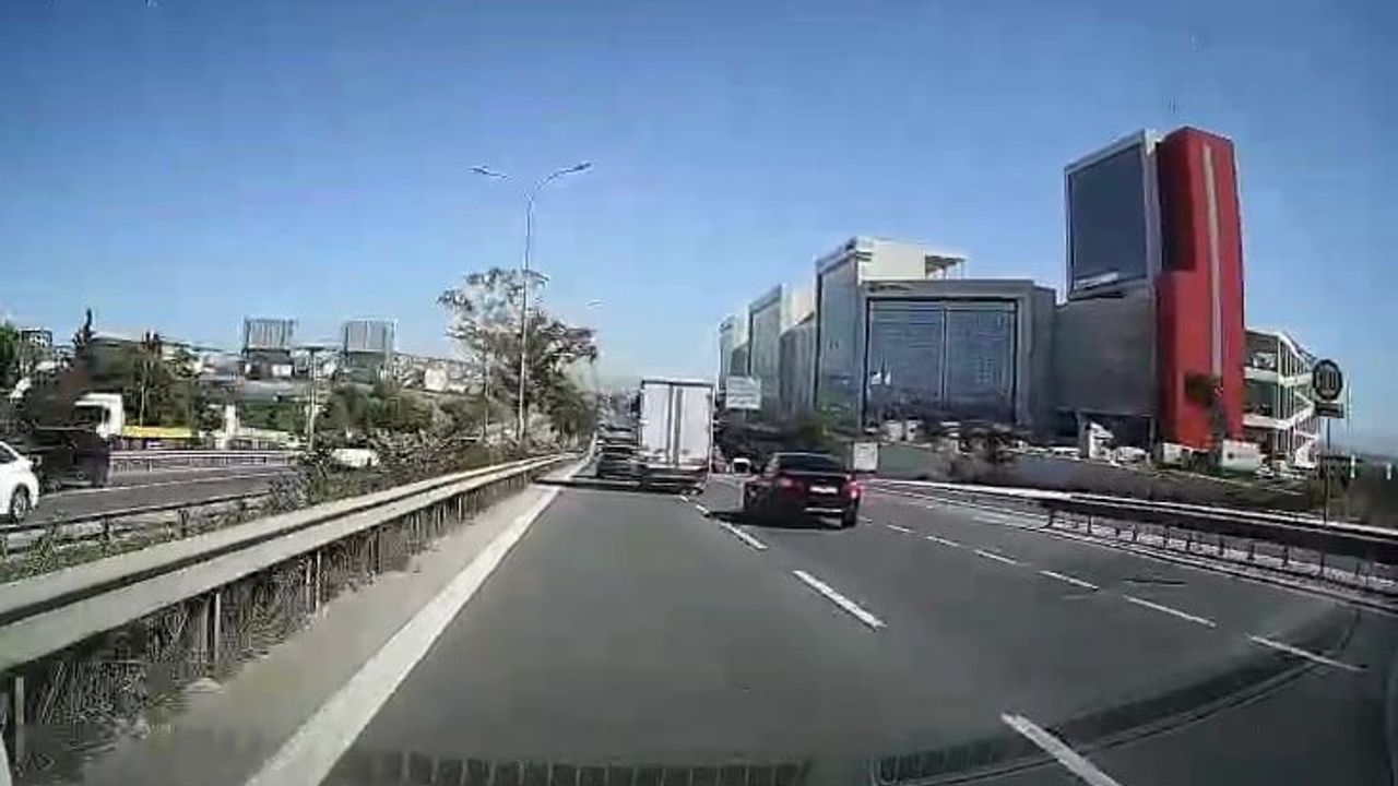 Kocaeli'de makas atan kamyonetin tehlikeli geçişi kamerada