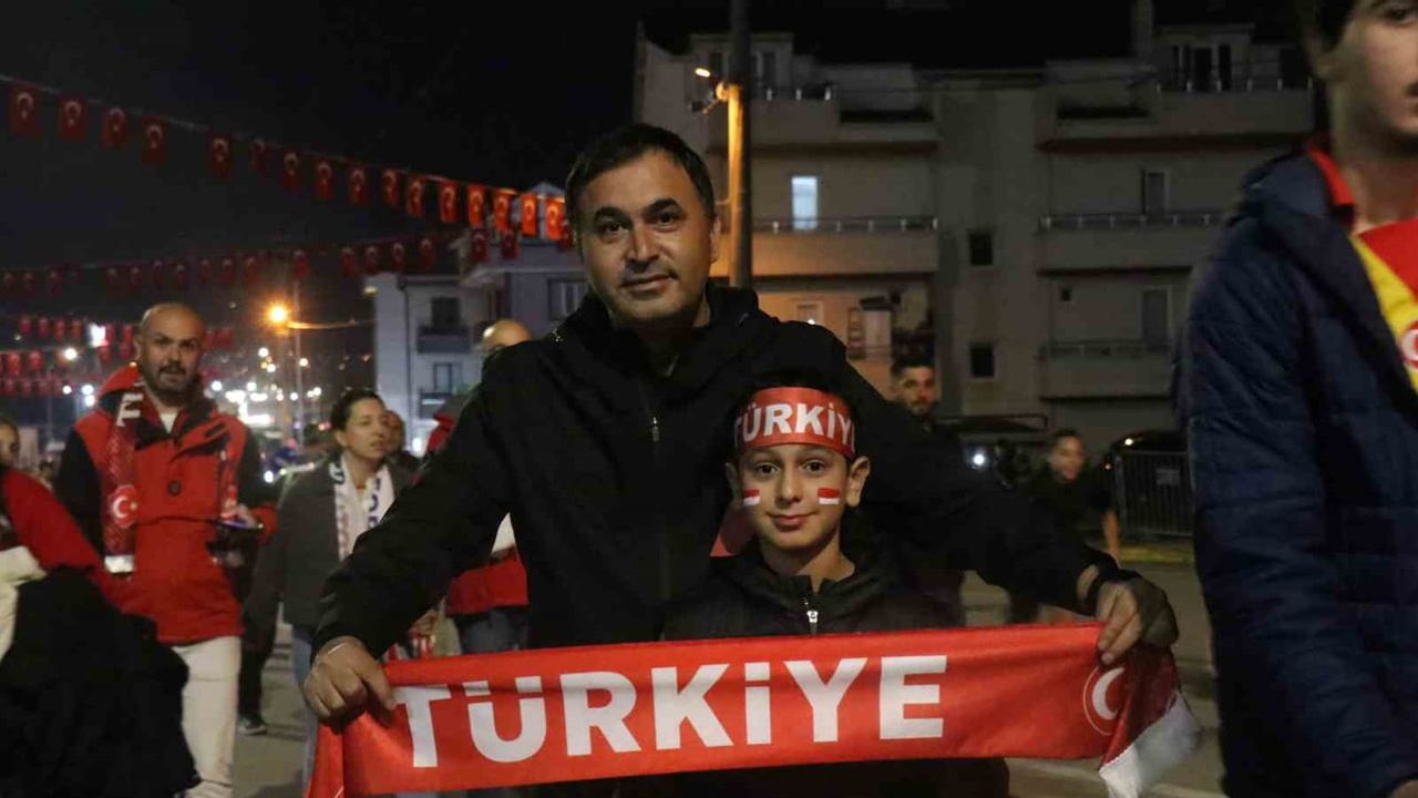 Kocaeli'de milli maç coşkusu: tribünler bayrak ve tezahüratla doldu