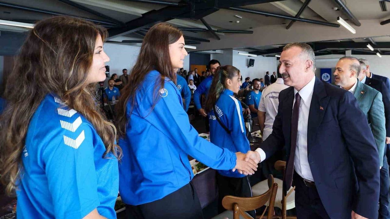 Kocaeli'nin madalya kazanan sporcuları Büyükakın'la hedef tazeledi