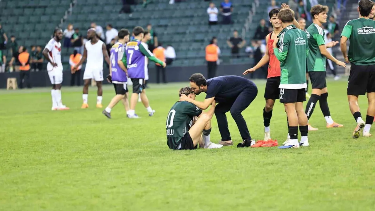 Kocaelispor'da Berkan Kutlu'ya Selçuk İnan'dan alnından tebrik