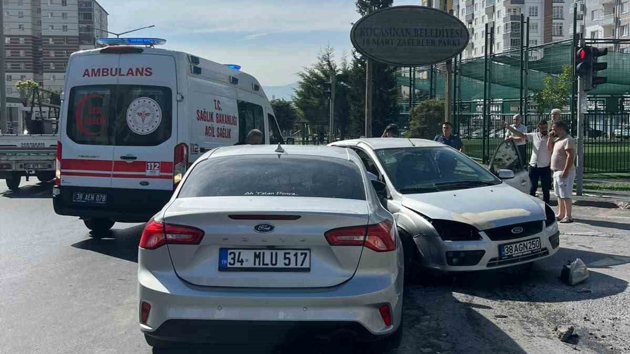 Kocasinan'da araç çarpışması: Erkilet Bulvarı'nda iki kişi yaralandı