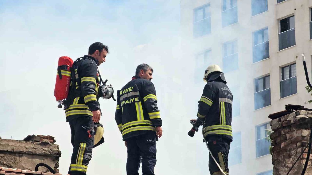 Kocasinan'da metruk evin çatısında çıkan yangın ekiplerin müdahalesiyle kontrol altına alındı