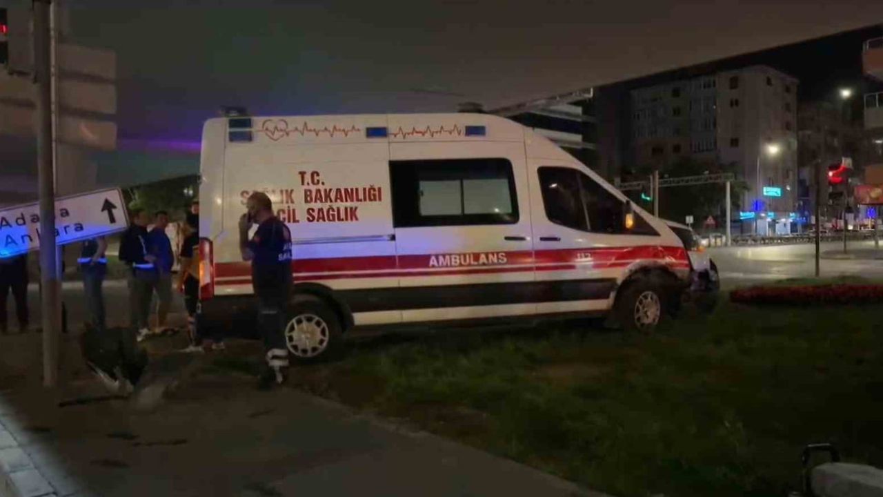 Kocasinan kavşağında hasta taşıyan ambulansla otomobil çarpıştı, 6 yaralı