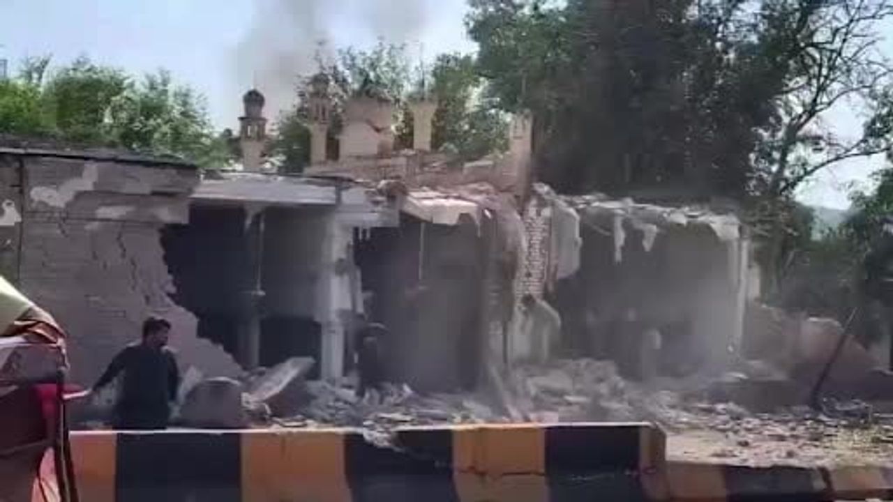 Kohat'ta polis merkezi yakınında cuma namazı sırasında patlama: 15 kişi hayatını kaybetti
