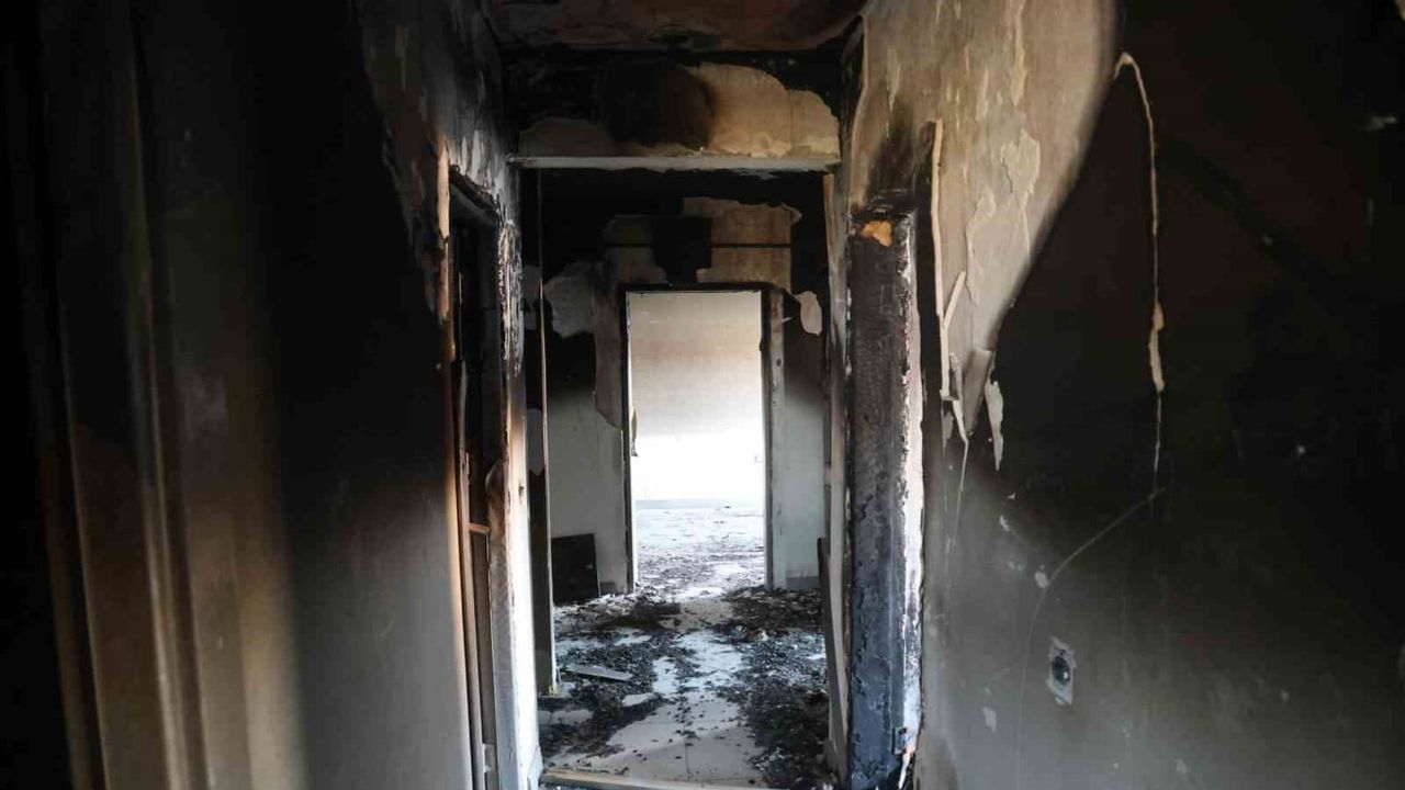 Komşuları bezdiren yanık daire altı aydır temizlenmeyi bekliyor