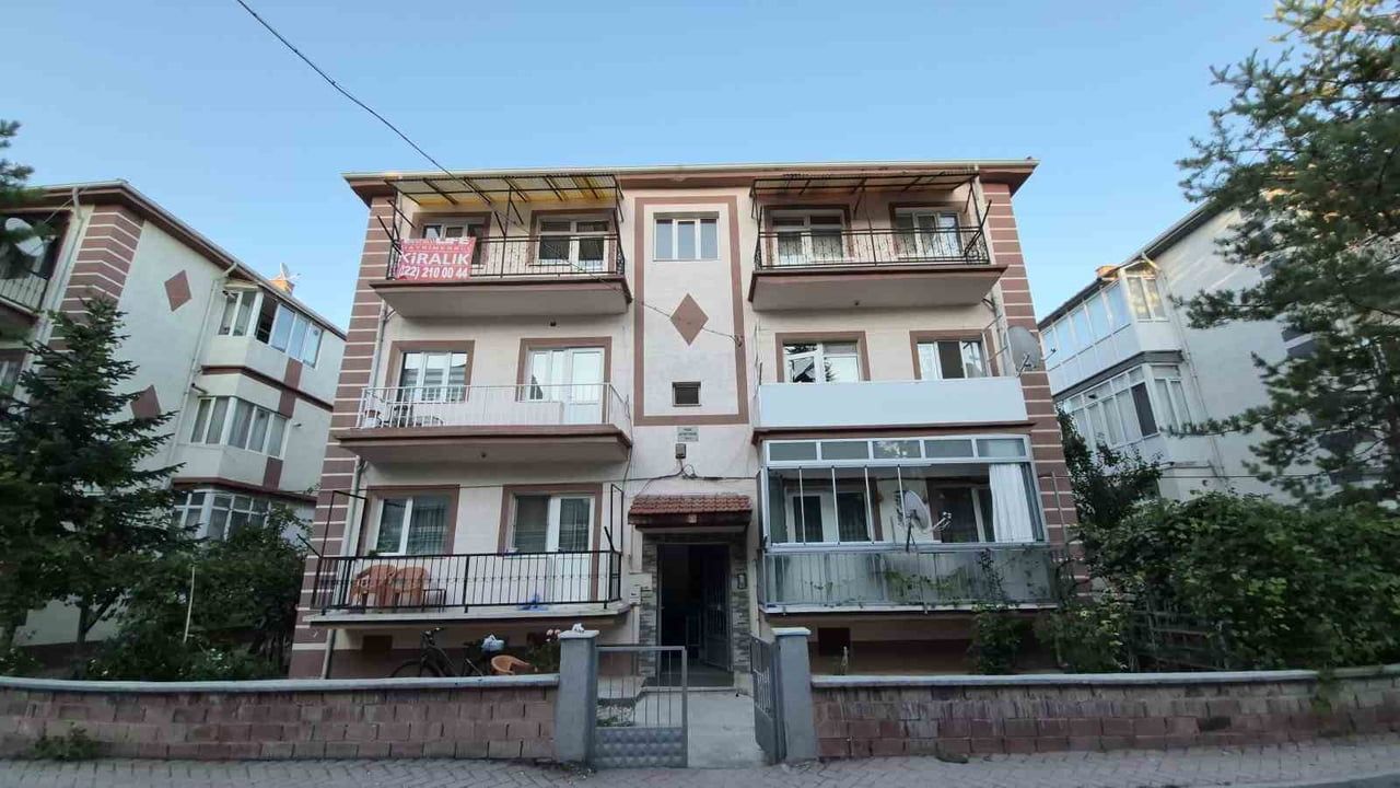 Komşuların ihbarı itfaiyeyi harekete geçirdi: yalnız yaşayan kişi evinde ölü bulundu
