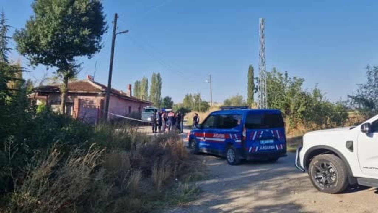 Komşularının ihbarı üzerine Kıcılı köyünde Nesimi Uzun evinin önünde ölü bulundu