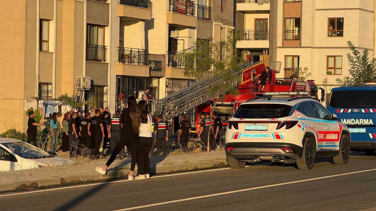 Komşunun hızlı müdahalesi Diyarbakır'da balkonda asılı kalan kadını kurtardı