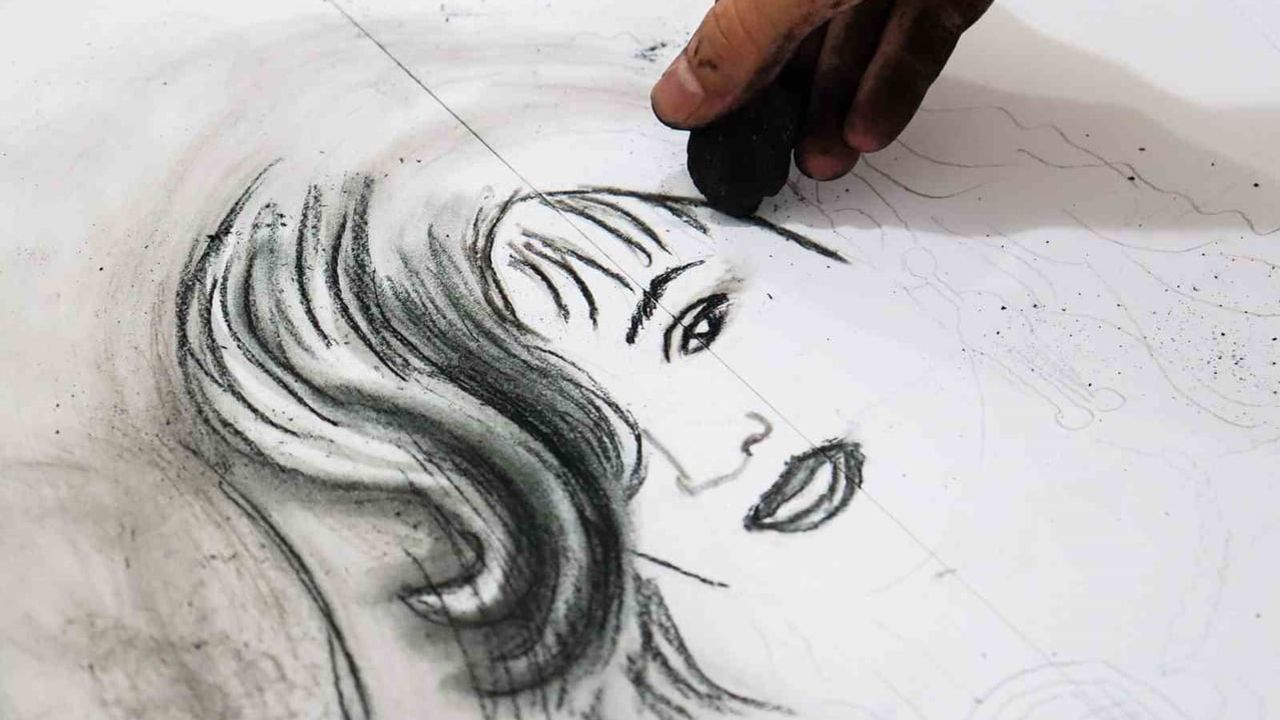 Kömürle yapılan 1,5 metrelik Bergen portresiyle kadına şiddete dikkat çeken ressam