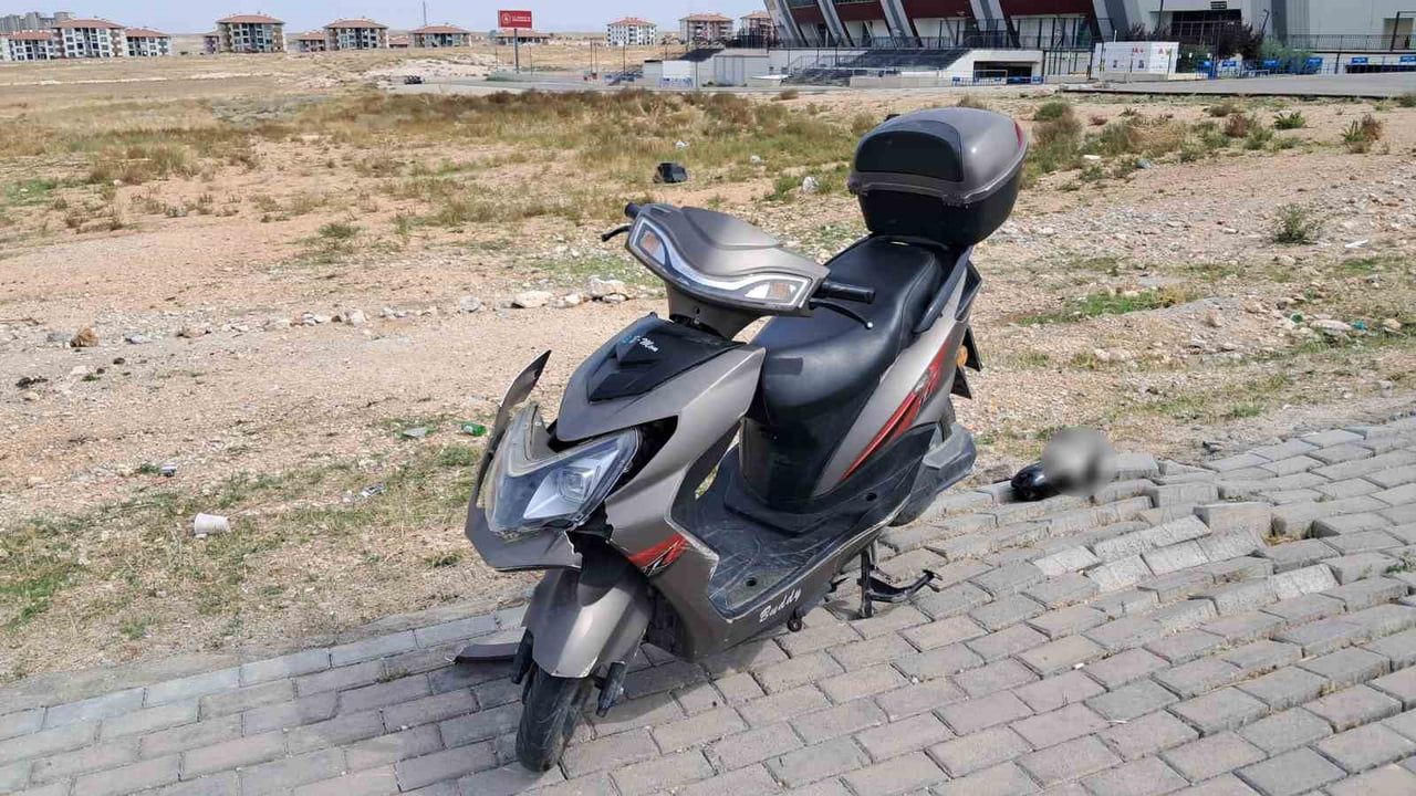 Kontrol kaybı 10 metre sürükledi: elektrikli bisiklet park halindeki otomobile çarptı