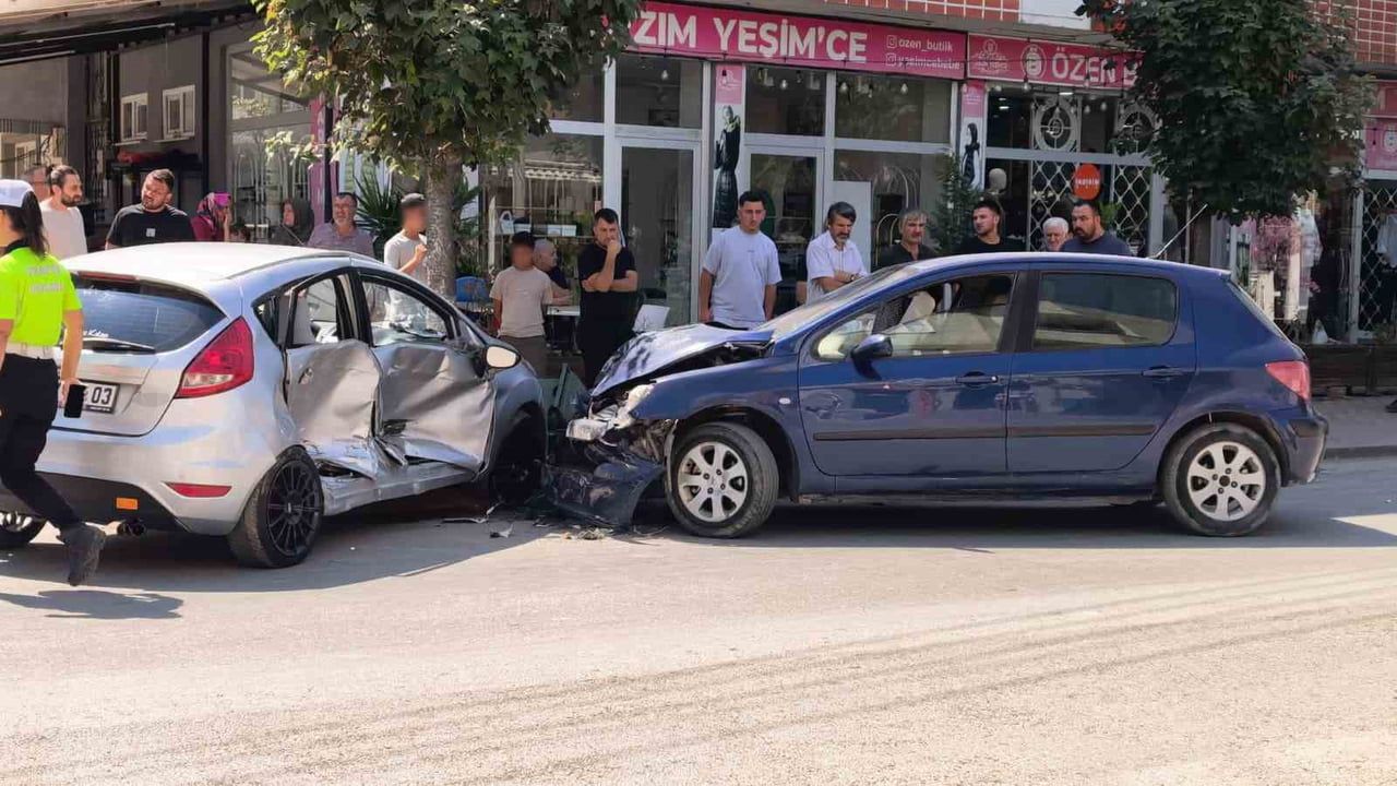 Kontrolden çıkan araç İnegöl'de karşı şeride geçerek üç kişinin yaralanmasına neden oldu