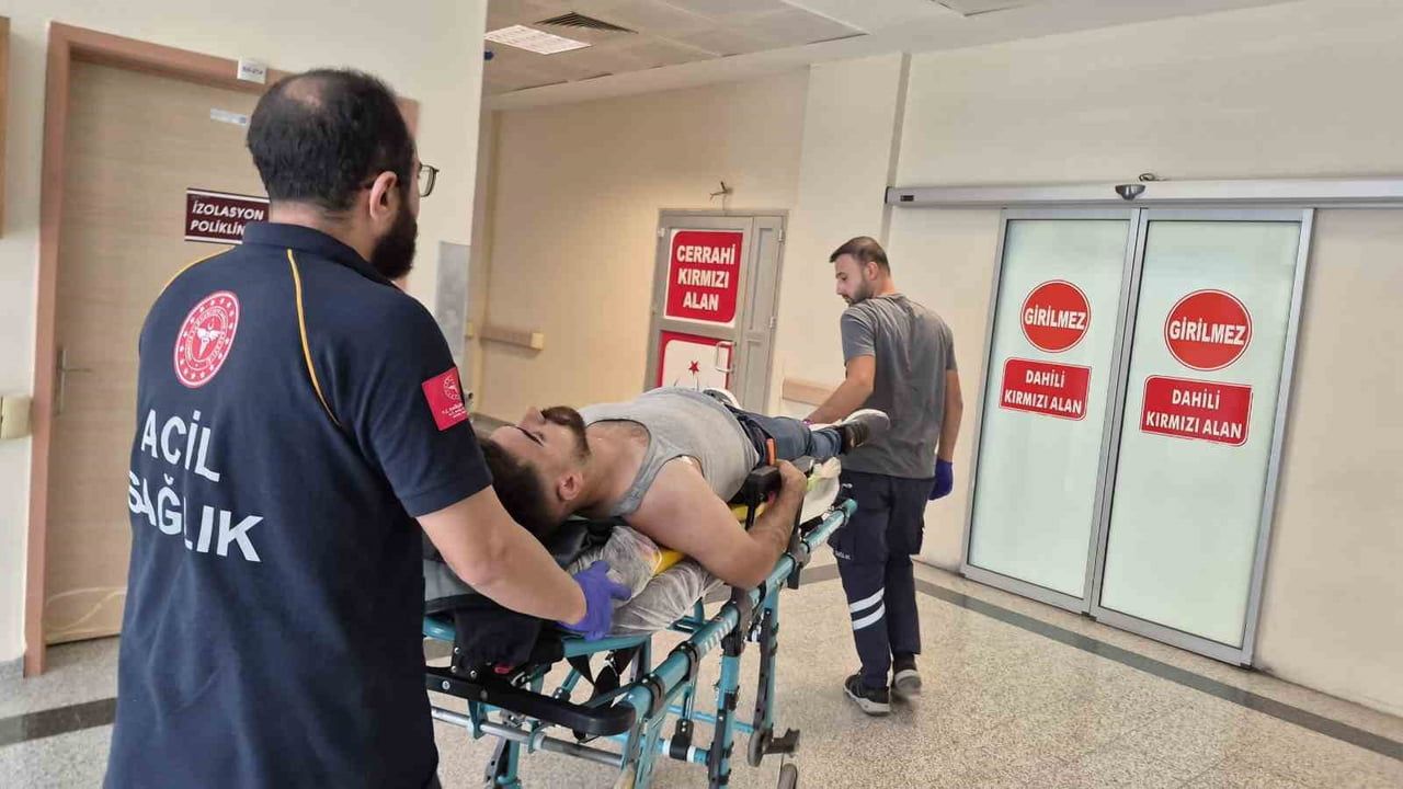 Kontrolden çıkan araç istinat duvarına çarparak sürücüyü yaraladı