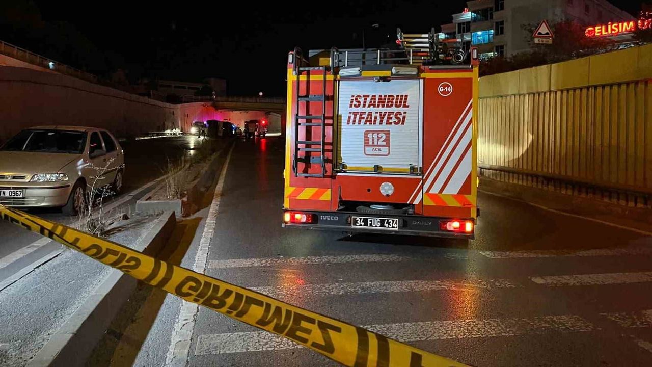 Kontrolden çıkan asfalt kamyonu Avcılar'da alt geçide devrildi