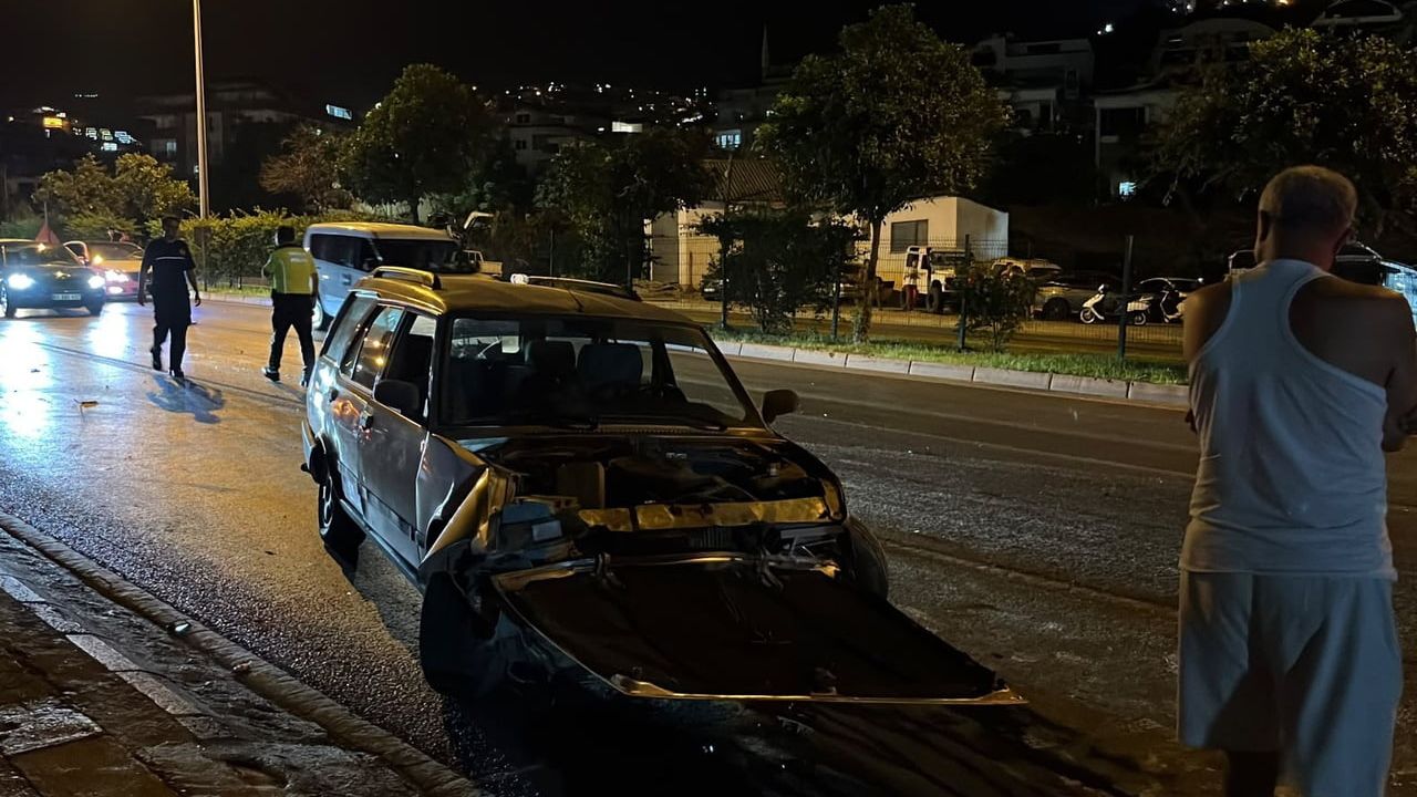 Kontrolden çıkan Fiat Tofaş oto galerideki üç araca çarparak durdu