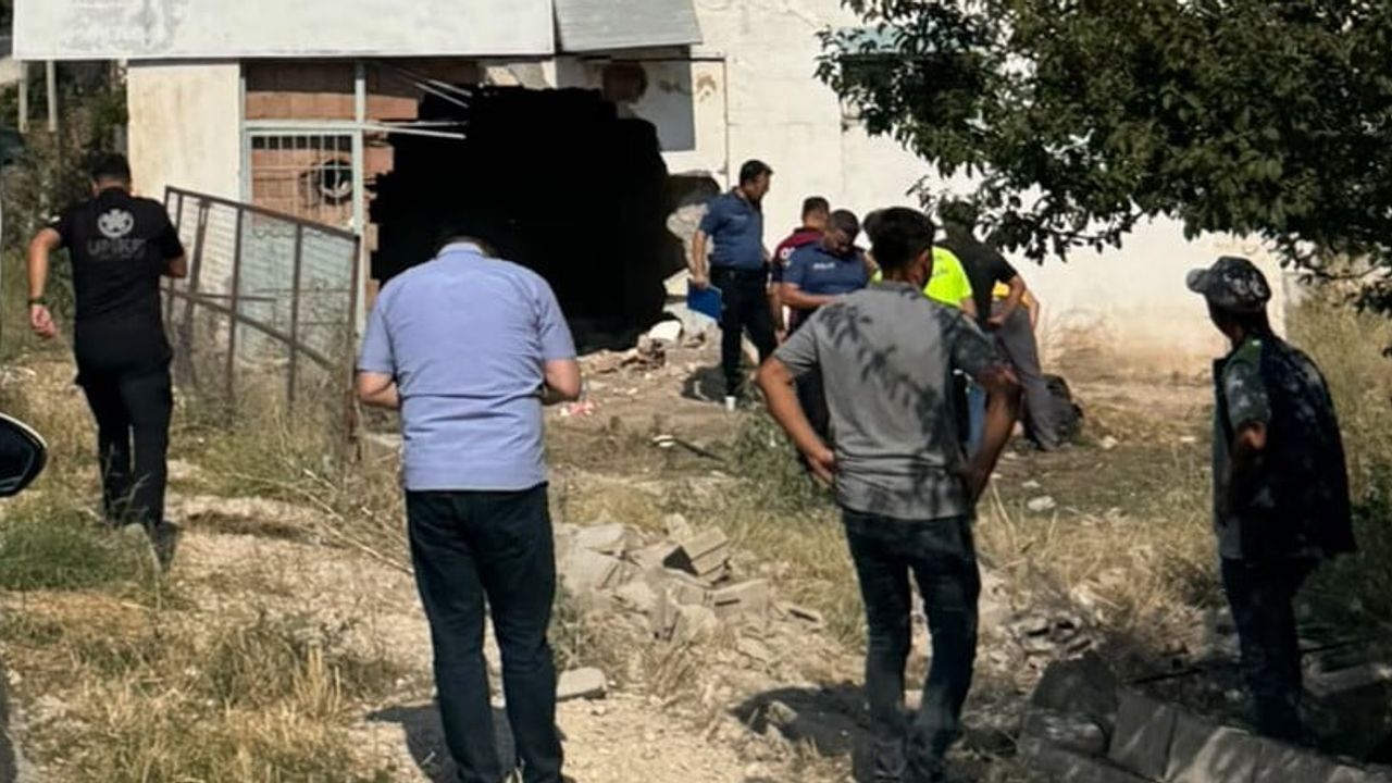 Kontrolden çıkan otomobil Burdur'da deponun duvarını yıktı