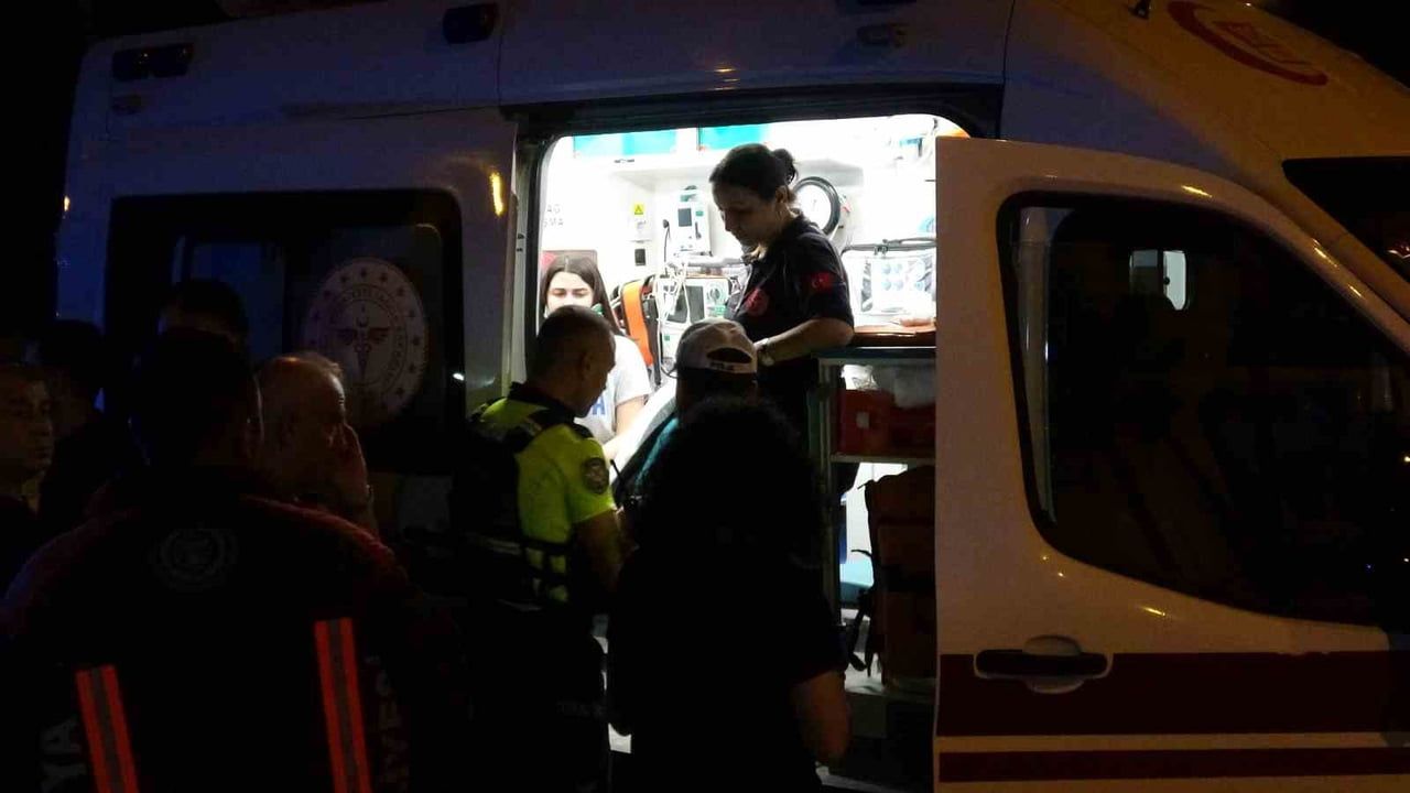 Kontrolden çıkan otomobil konteyner iş yerine girip bir kişiyi yaraladı