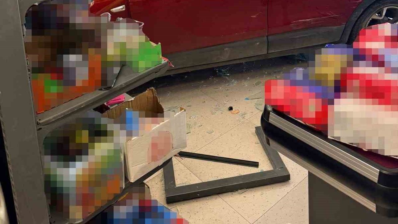 Kontrolden çıkan otomobil markete girdi, kimse yaralanmadı
