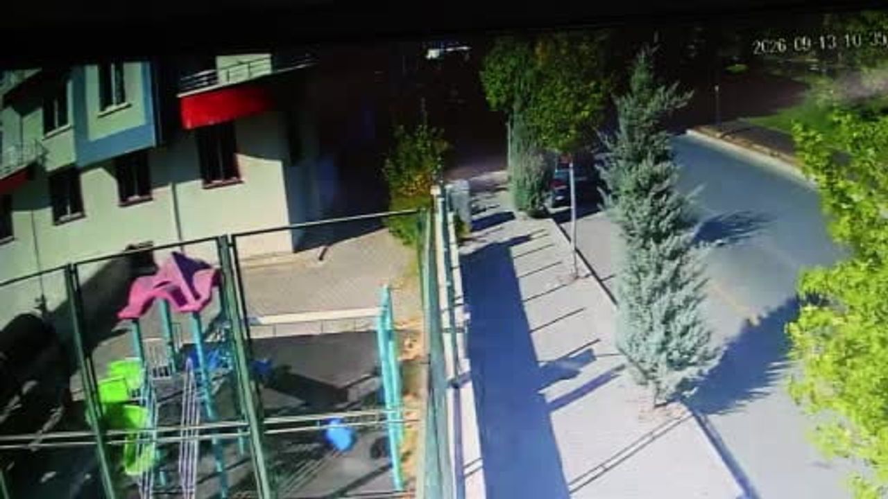 Kontrolden çıkan otomobil park halindeki araca çarpıp apartman bahçesine düştü