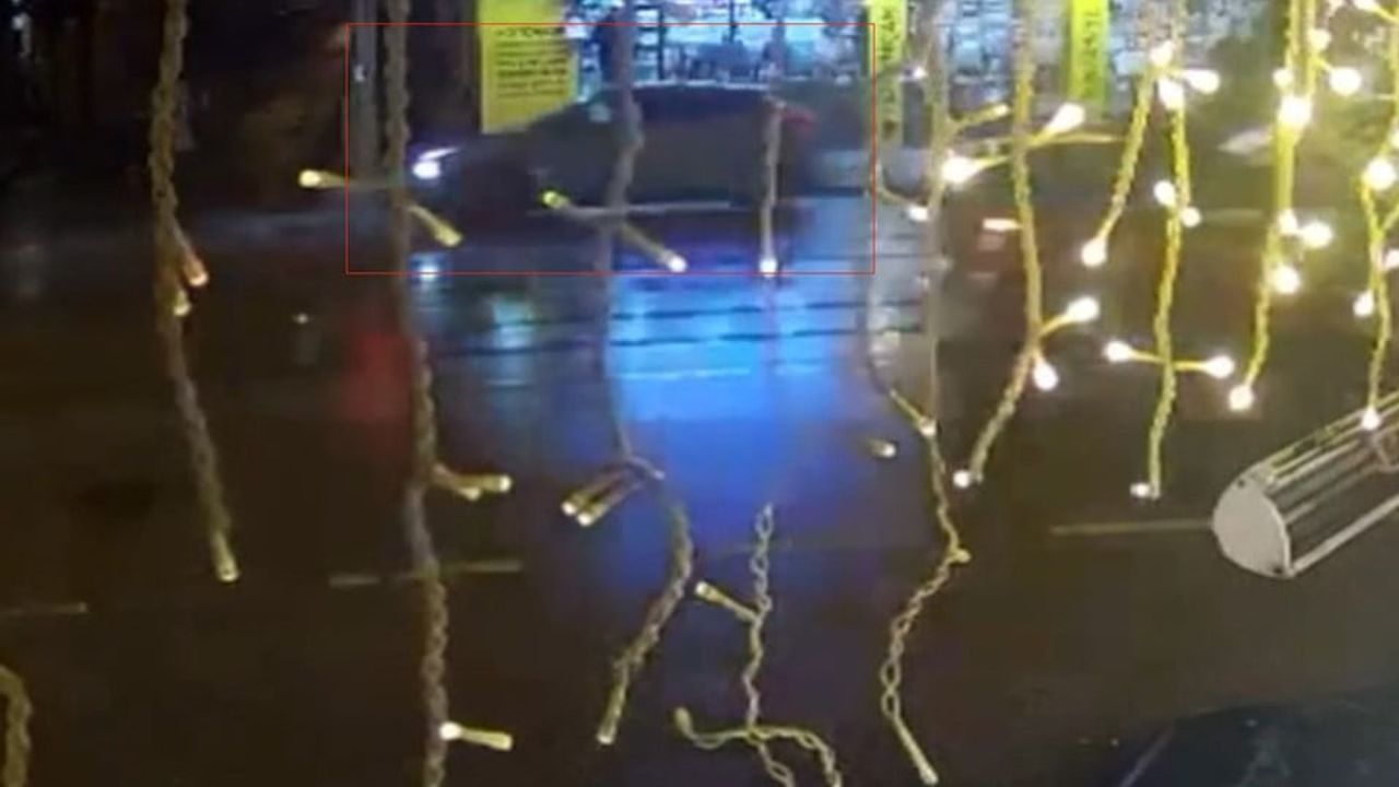 Kontrolden çıkan suv cadde kenarındaki konteyner ve pano ile çarpıştı