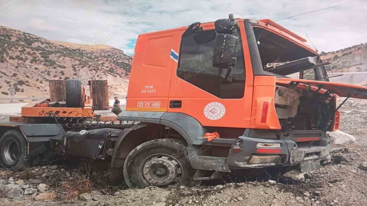 Kontrolden çıkan tır bariyer ve kayalıklara çarptı, iki kişi son anda atlayarak yaralandı