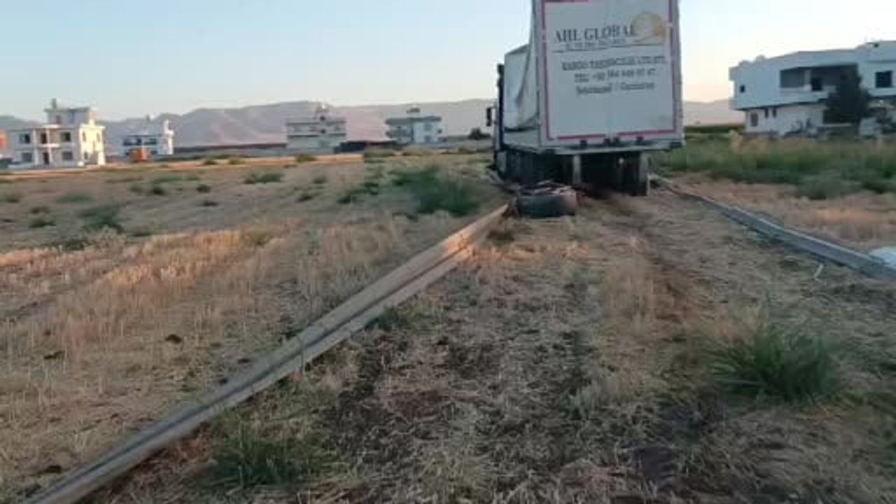 Kontrolden çıkan tır Kızıltepe'de boş araziye girdi