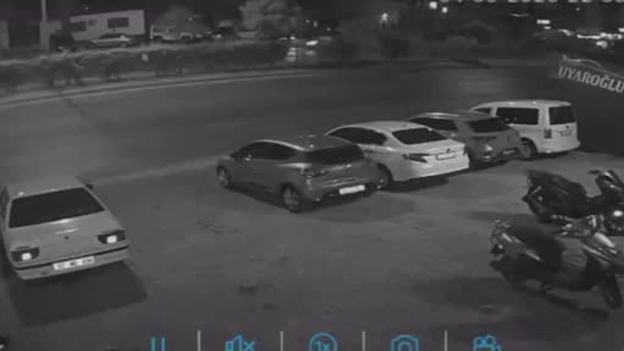 Kontrolden çıkan Tofaş oto galeride park halindeki araçlara çarptı