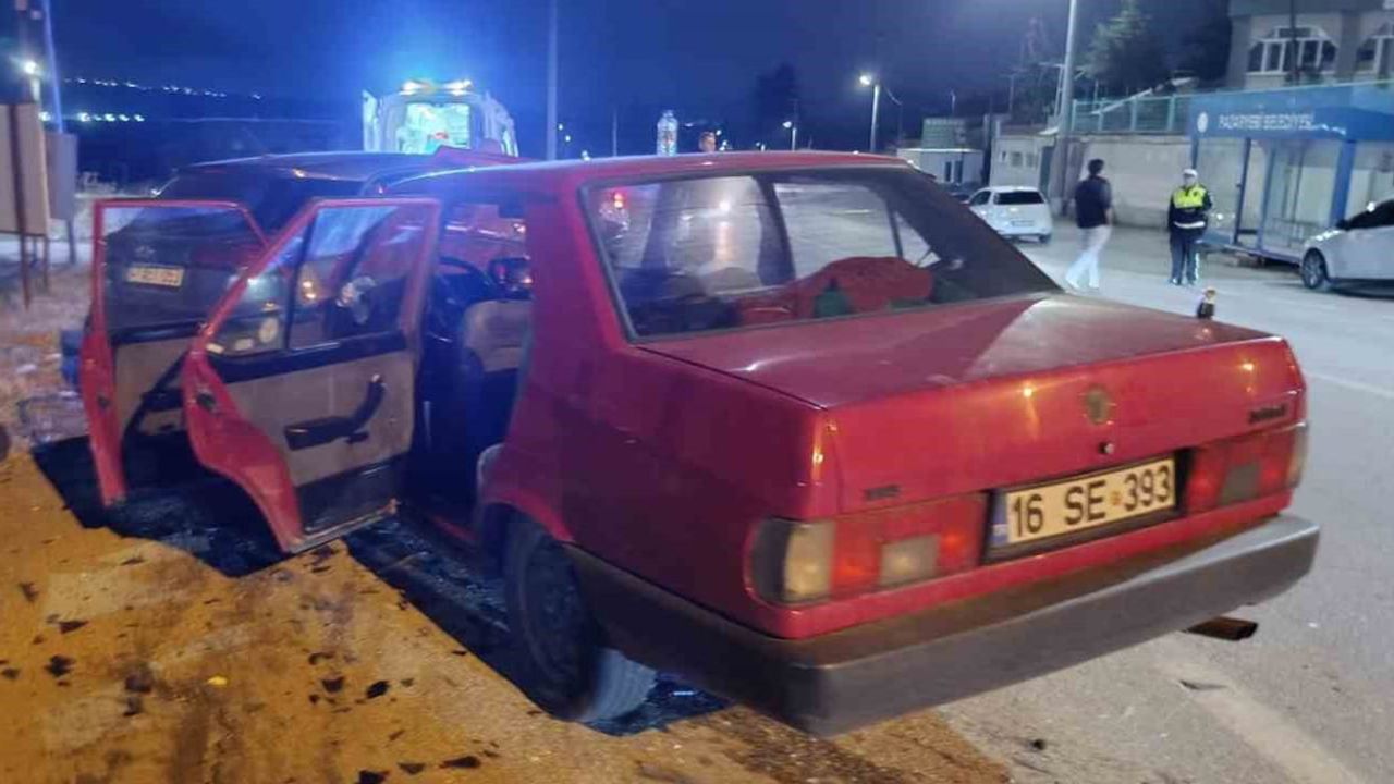 Kontrolsüz çıkış kavşağı kaza getirdi: Pazaryeri Jandarma Kavşağı'nda üç kişi yaralandı
