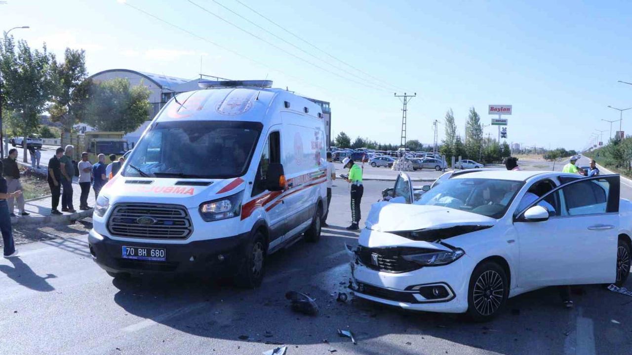 Kontrolsüz kavşakta iki otomobil çarpıştı, 4 aylık bebek de yaralandı