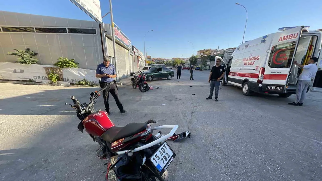 Kontrolsüz kavşakta motosiklet çarpışması: bir ağır, üç yaralı