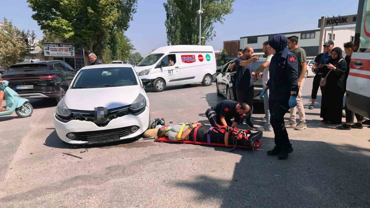 Kontrolsüz kavşakta üç aracın karıştığı kaza: motosiklet sürücüsü yaralandı