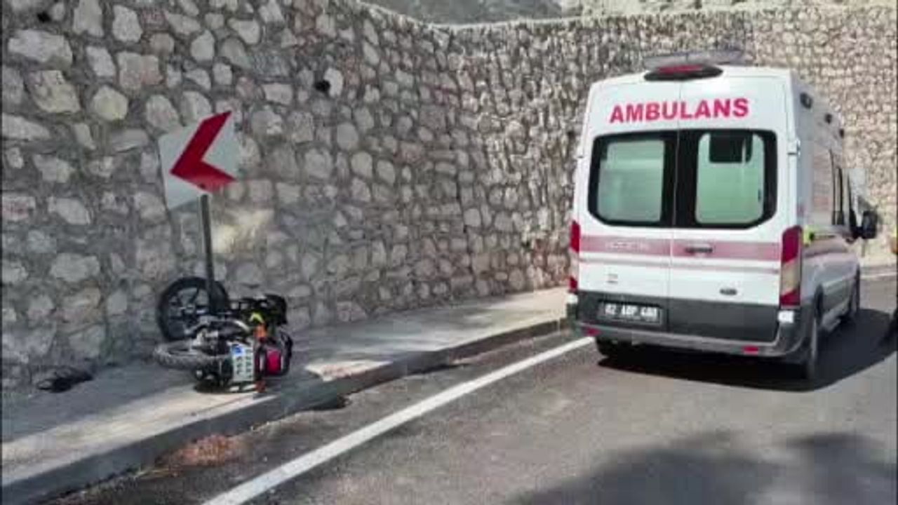 Kontrolü kaybeden motosiklet yön levhasına çarparak istinat duvarına vurdu: sürücü ağır yaralı