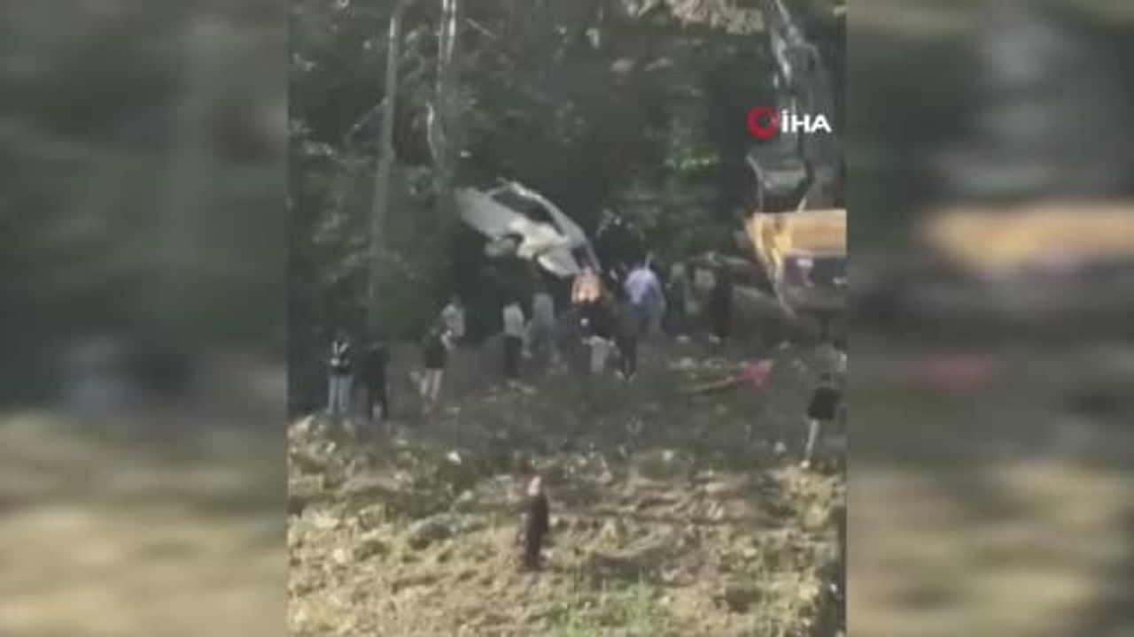 Kontrolünü kaybeden minibüs 100 metrelik şarampole yuvarlandı: 1 ölü, 4 yaralı