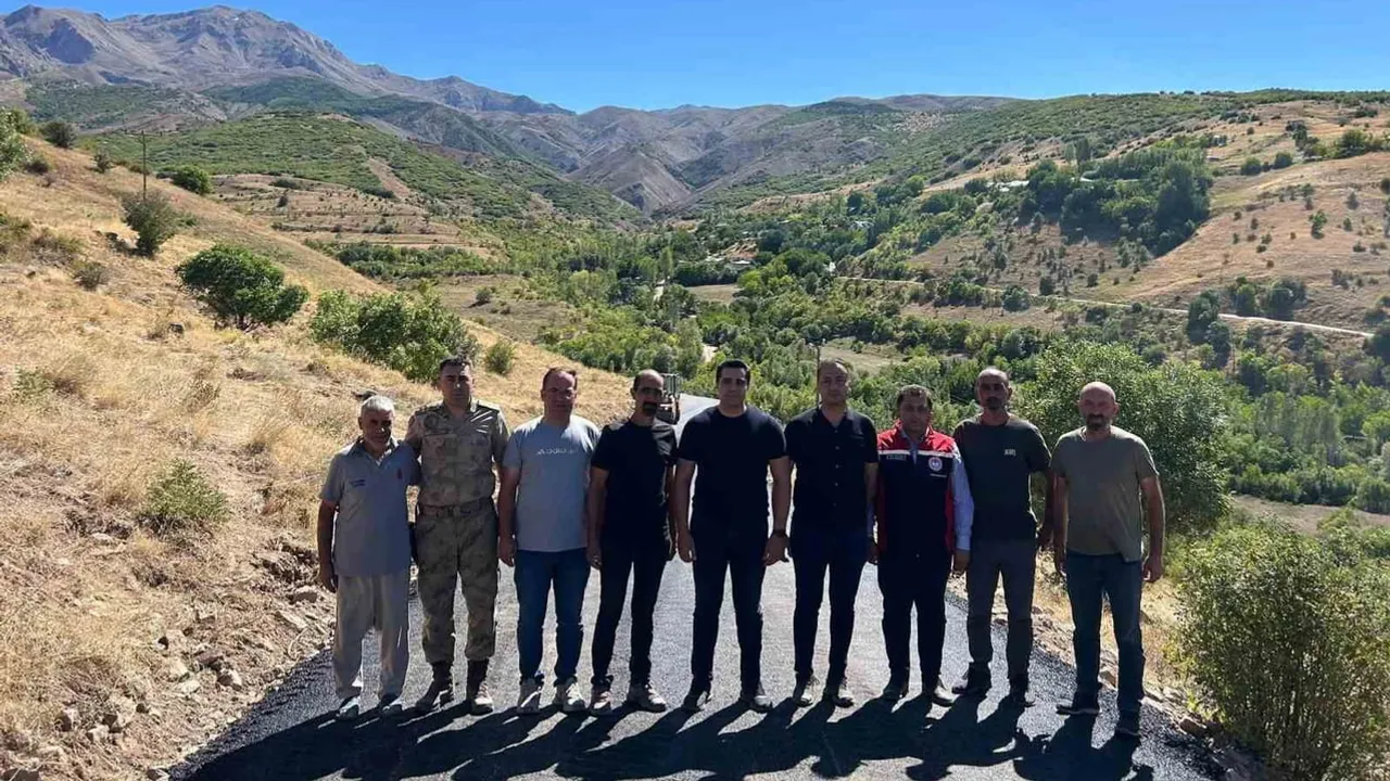 Konuksever’de hummalı asfalt çalışması köy ulaşımını rahatlatacak