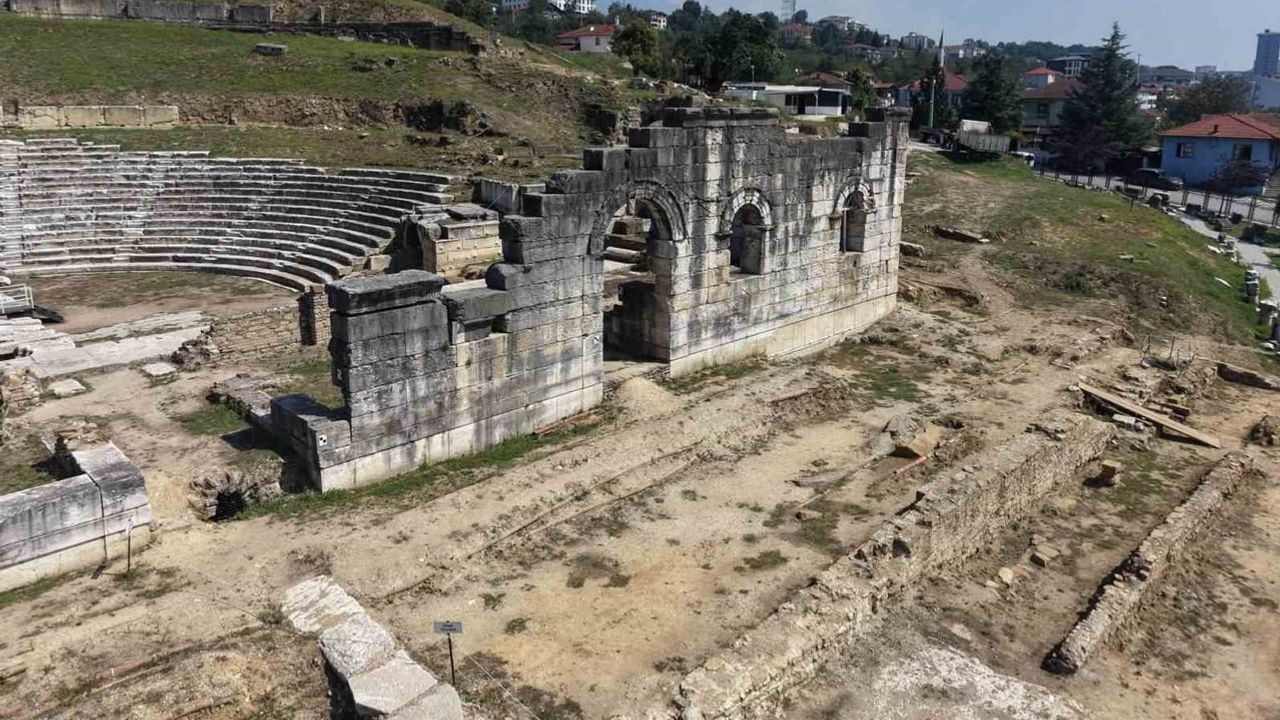 Konuralp antik tiyatrosu için belediye ekipleri sahada seferber oldu