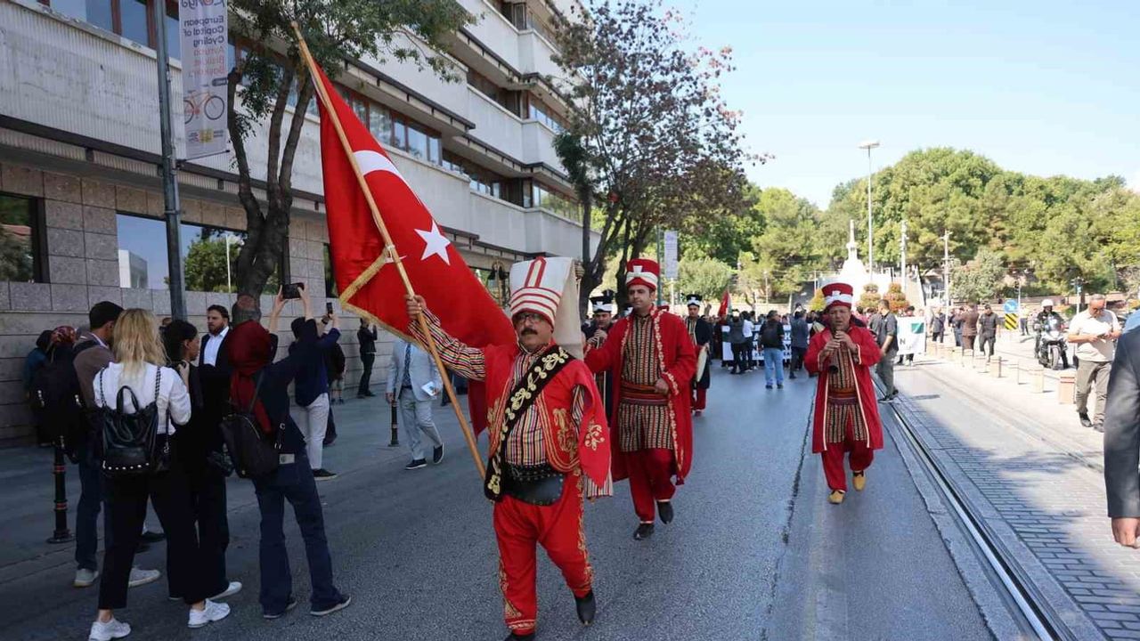 Konya'da ahilik geleneği yürüyüş ve şed kuşanma töreniyle sahne aldı