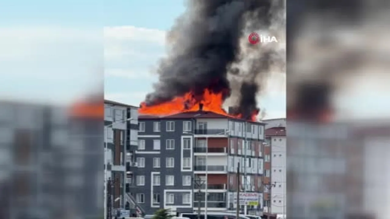 Konya'da çatı yangını: binanın çatısı alevlere teslim oldu