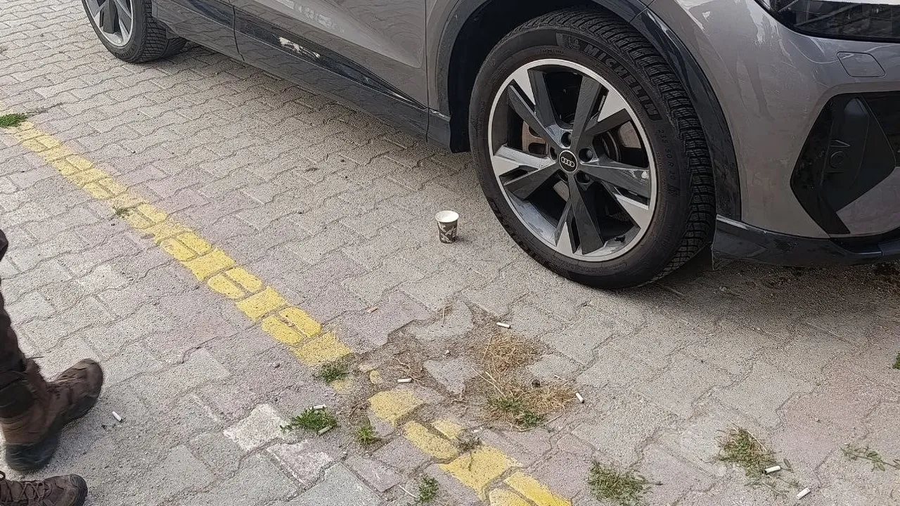 Konya'da polis ve mahallelinin birlikte kurtardığı motor kısmındaki yavru kedi