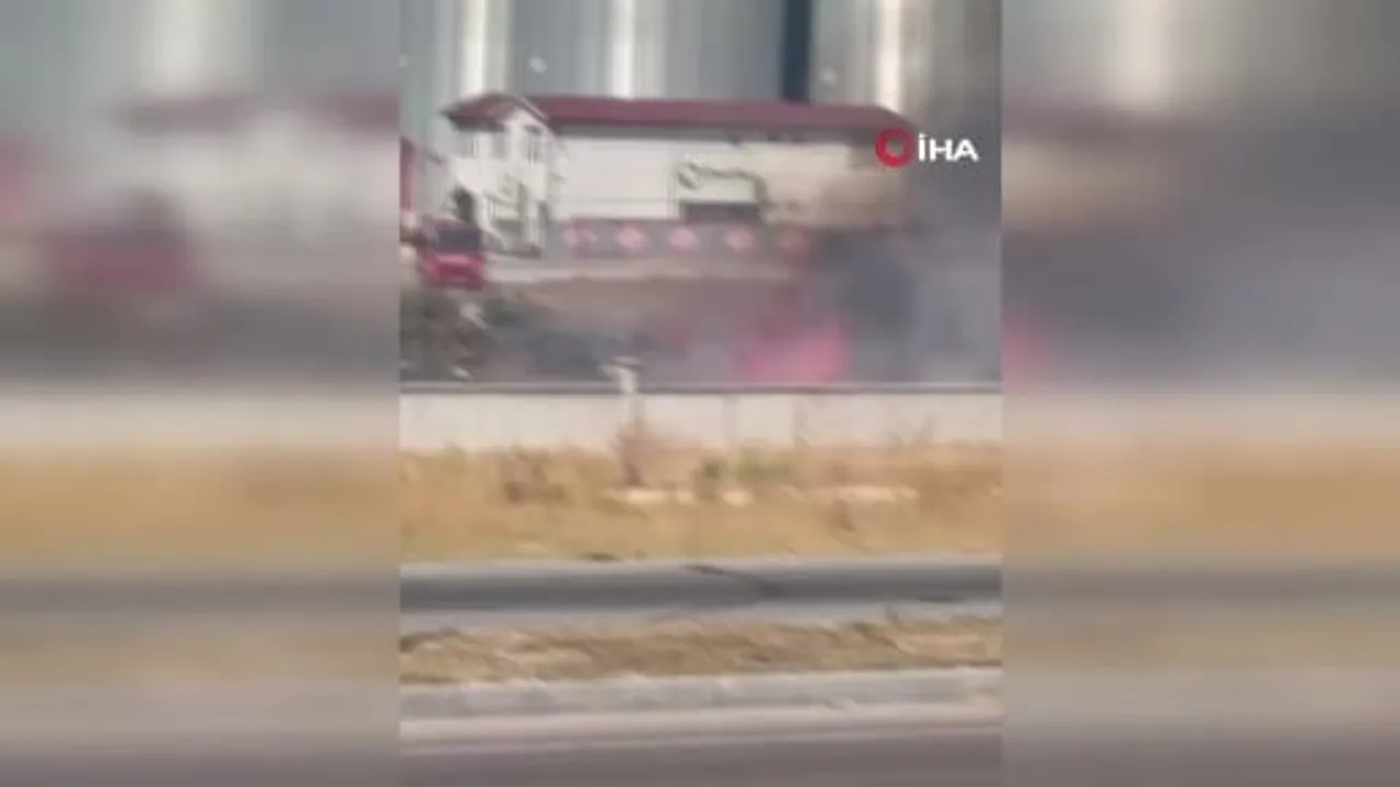 Konya'da tarlalardan yükselen alevler geceyi aydınlattı