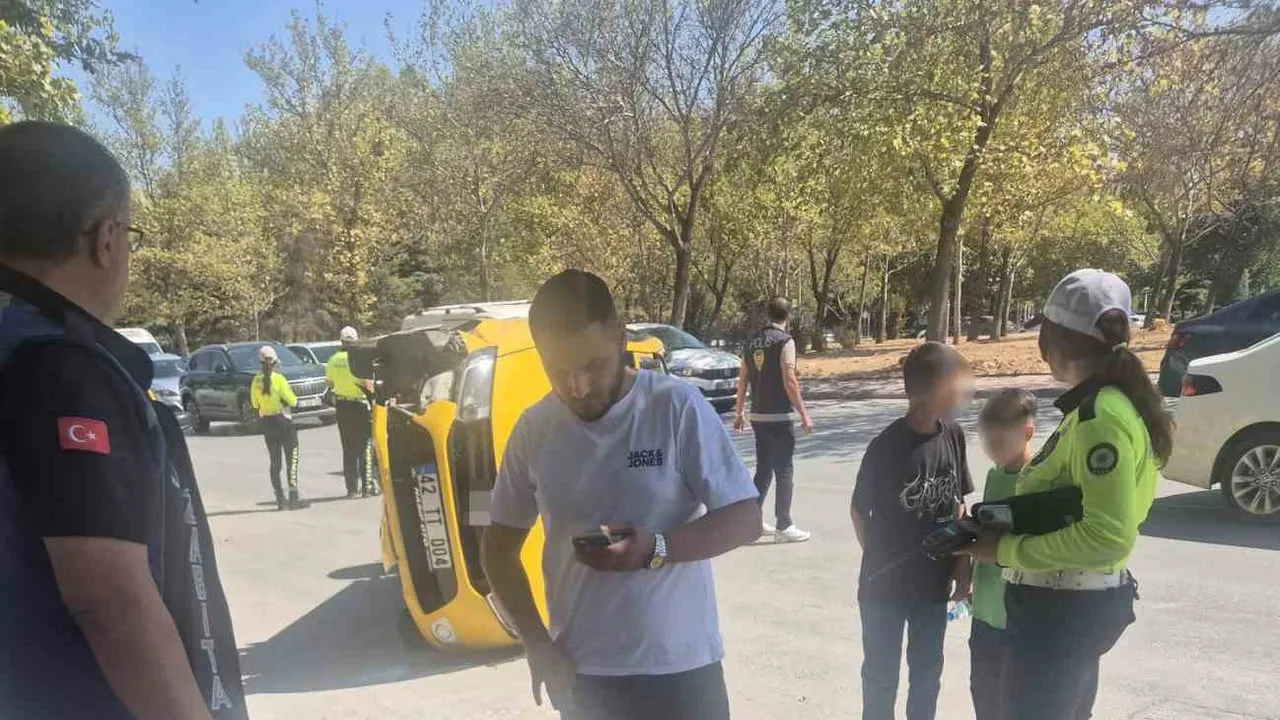 Konya Selçuklu'da yol ortasına devrilen taksi: 1 yaralı