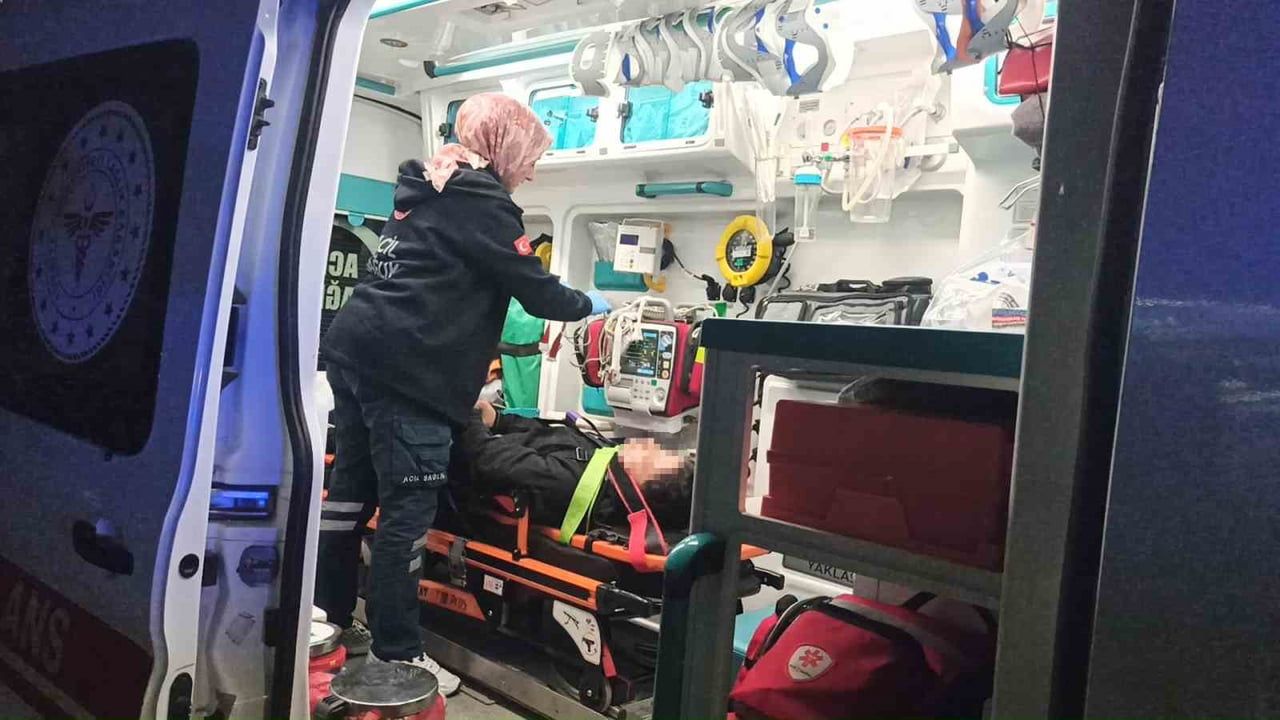 Konya Seydişehir'de otomobil ile motosiklet çarpıştı: üç kişi yaralandı