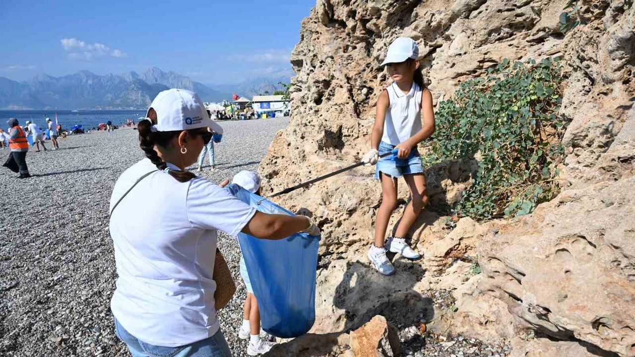 Konyaaltı sahilinde plastiklere karşı birleşen gönüllüler
