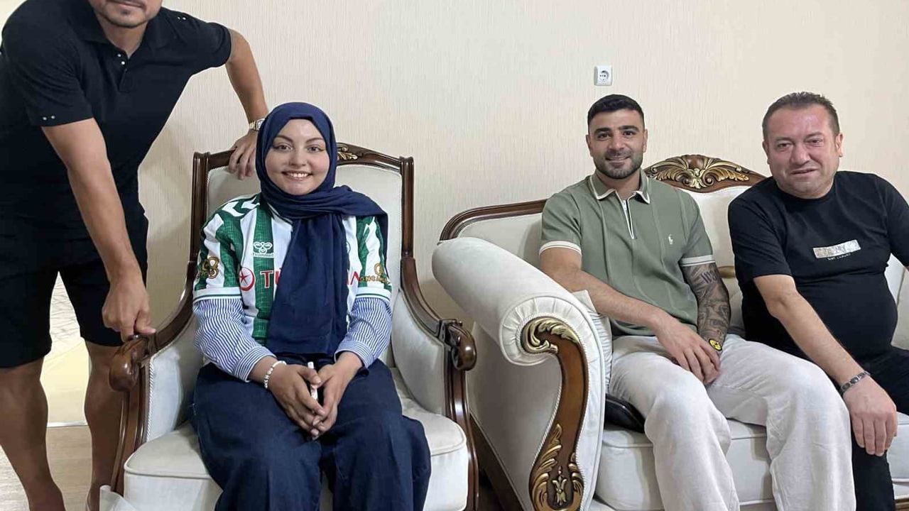 Konyaspor ekibi, omurilik kanseriyle mücadele eden taraftar sude'yi evinde ziyaret etti