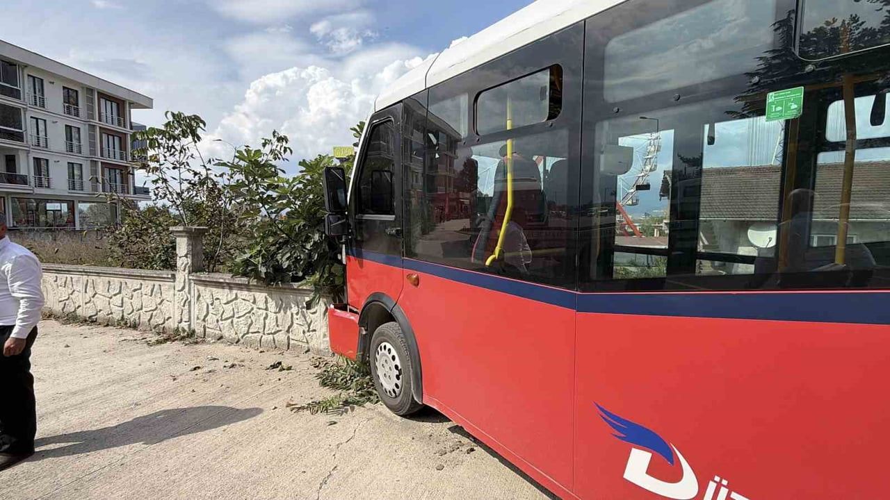 Köpekleri korumak için manevra yapan otobüs bahçe duvarına çarptı