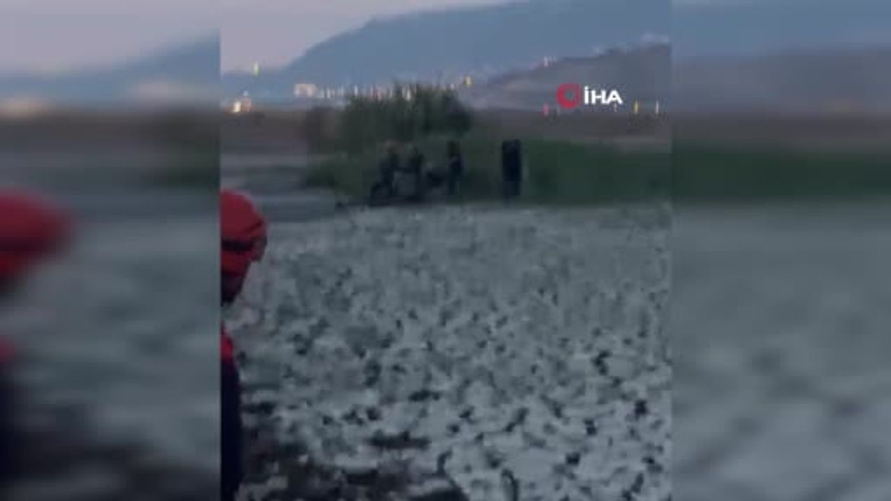 Köprü altındaki çamuru aşan ekipler yaşlı vatandaşı kurtardı